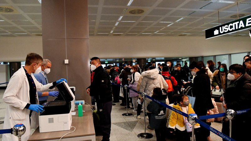Fotografija: Potnike s Kitajske so v Evropi še pred dvema mesecema natančno pregledovali zaradi covida-19. FOTO: Jennifer Lorenzini/Reuters
