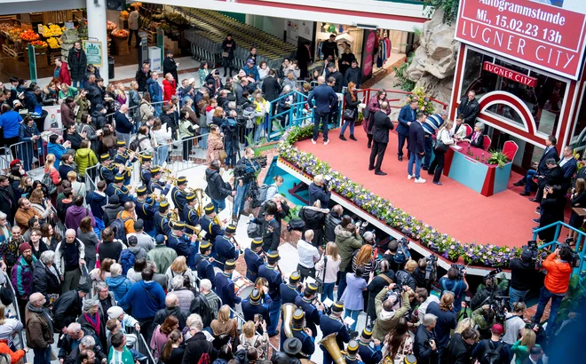 Ameriška igralka je po pogodbi morala najprej (v sredo) priti v Lugner City na tiskovno konferenco, kjer je povedala, da na plesu ne bo plesala. FOTO: Georg Hochmuth/AFP
