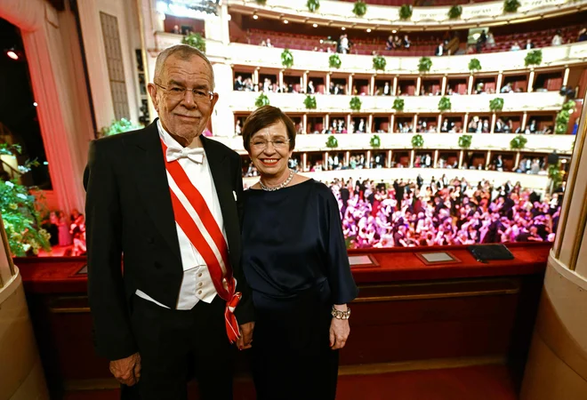 Operni ples je eden od vrhuncev družabnega koledarja v Avstriji in znan po seznamu gostov, ki vključuje tudi številne politike. Na fotografiji predsednik Avstrije Alexander van der Bellen s soprogo. FOTO: Roland Schlager/AFP
