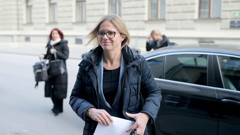 Ministrica za javno upravo Sanja Ajanović Hovnik pričakuje, da bodo na začetku leta 2024 implementirali novo plačno lestvico, odprava anomalij in urejanje uslužbenskega sistema pa bosta potekala postopno do sredine leta 2026. Foto Blaž Samec