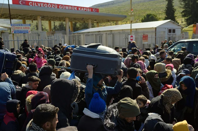 Potres je povzročil še en val množičnega razseljevanja. Foto Yasin Akgul/AFP
