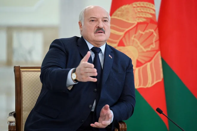 Beloruski predsednik Aleksander Lukašenko je pred potjo v Moskvo gostil tuje novinarje. FOTO:&nbsp;Natalija Kolesnikova/AFP
