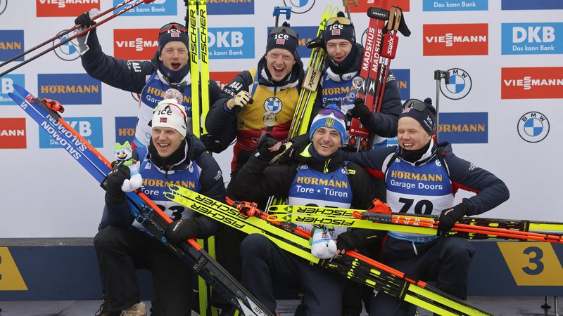 Fotografija: Norveški biatlonci so po šprintu povabili Ukrajinca Dmitra Pidručnjega medse na zmagovalni oder. FOTO: Lisa Leutner/Reuters
