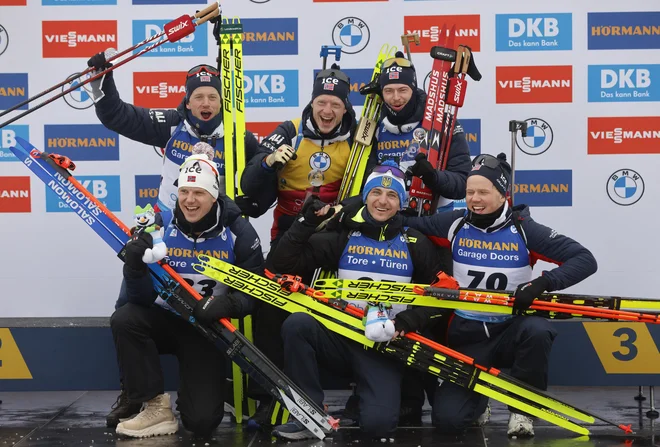 Norveški biatlonci so po šprintu&nbsp;povabili Ukrajinca Dmitra Pidručnjega medse na zmagovalni oder. FOTO: Lisa Leutner/Reuters
