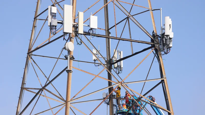 Fotografija: Postavitev opreme za 5G je lahko zelo draga investicija. FOTO: Mike Blake/Reuters