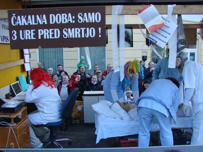 Na litijskem&nbsp;karnevalu so se pred natanko enajstimi leti ponorčevali iz takratnih dogodkov, ki so še kako aktualni. FOTO:&nbsp;Bojan Rajsek/Delo
