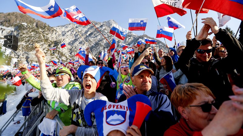 Fotografija: V Planici bodo vihrale slovenske zastave v podporo našim skakalcem, tekačem in kombinatorcem. FOTO: Matej Družnik
