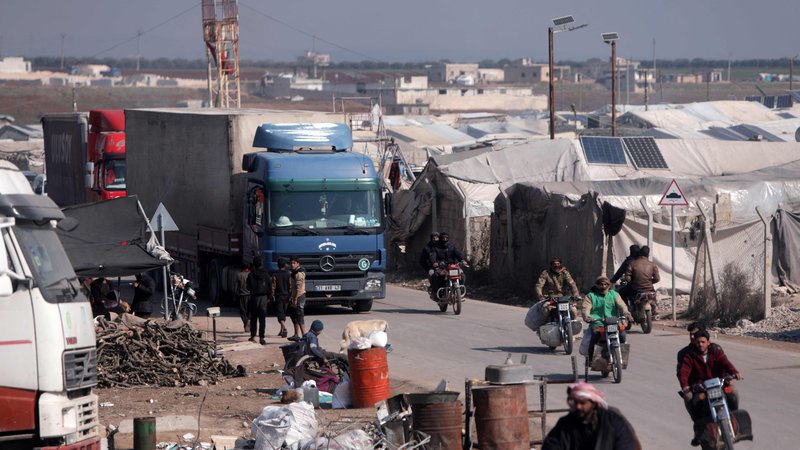 Fotografija: Konvoj tovornjakov Zdravnikov brez meja na meji med Turčijo in Sirijo. FOTO: Bakr Alkasem/AFP
