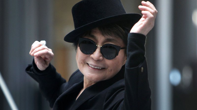Fotografija: Yoko Ono je, kot je zapisala na profilu na facebooku, v preteklih letih največ veselja prinesel »sleherni dan, ko je bilo nebo modro«. FOTO: Daniel Roland/ AFP
