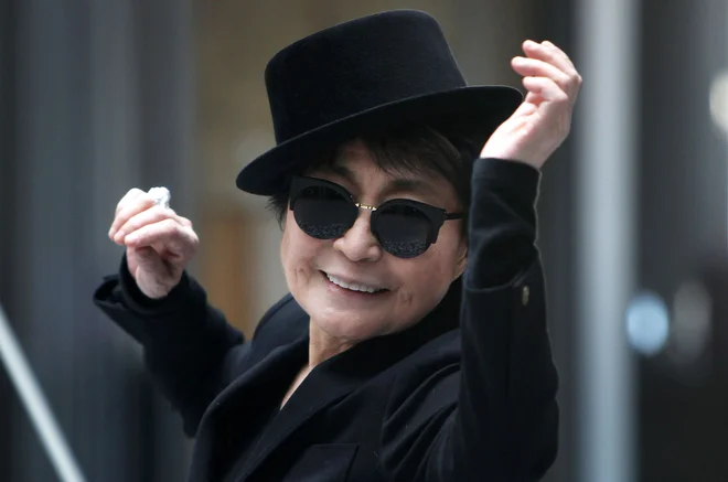 Yoko Ono je, kot je zapisala na profilu na facebooku, v preteklih letih največ veselja prinesel &raquo;sleherni dan, ko je bilo nebo modro&laquo;. FOTO: Daniel Roland/ AFP
