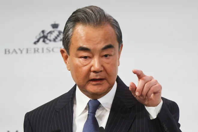 Prvi kitajski diplomat Wang Yi med nastopom na konferenci. Foto: REUTERS/Wolfgang Rattay
