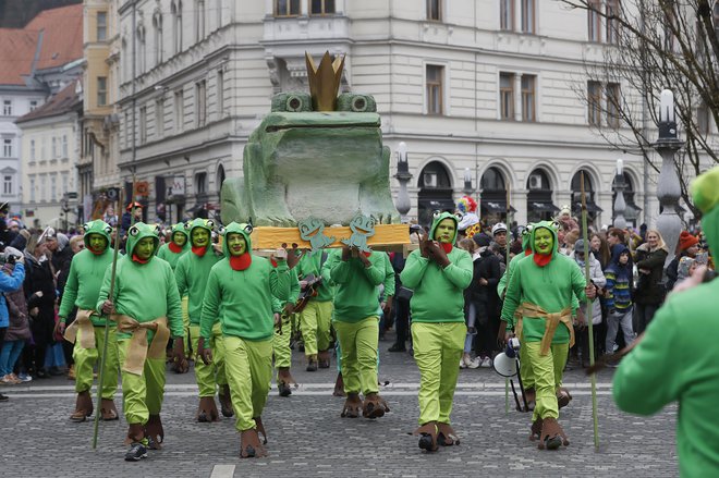 Poleg zelenega zmaja, ki je načeloval Zmajevemu karnevalu v Ljubljani, je bilo videti tudi zelene rege. FOTO: Leon Vidic/ Delo
