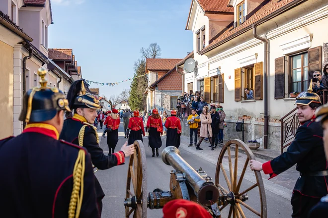 Topovska salva je v nedeljo zjutraj oznanila pustni čas, pokalo je tudi čez dan in med sprevodom. Prav tako se topovi oglasijo ob pokopu kurenta na pepelnično sredo. FOTO: Črt Piksi/Delo
