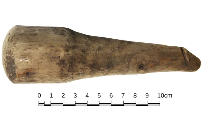 Leseni artefakt bi lahko bil seksualni pripomoček iz časov Rimljanov. FOTO: Vindolanda Trust