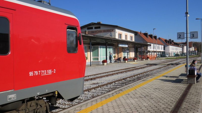 Fotografija: Direkcija načrtuje posodobitev železniške postaje v Ivančni Gorici. FOTO: Bojan Rajšek/Delo
