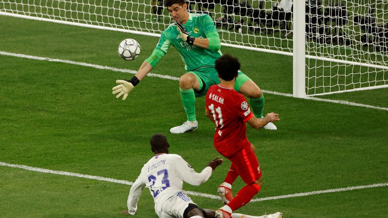 Fotografija: Realov vratar Thibaut Courtois je bil z devetimi obrambami junak lanskega finala, takole je ustavil Mohameda Salaha. FOTO: Gonzalo Fuentes/Reuters
