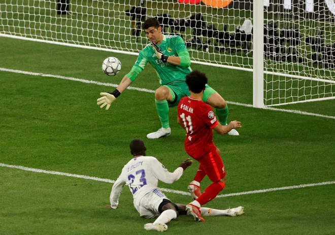 Realov vratar Thibaut Courtois je bil z devetimi obrambami junak lanskega finala, takole je ustavil Mohameda Salaha. FOTO: Gonzalo Fuentes/Reuters
