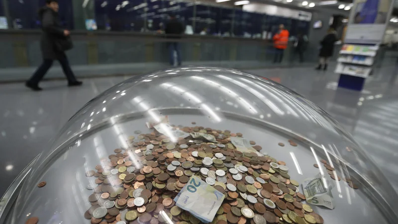Fotografija: Prebivalci so vloge lani povečali za 1,8 milijarde evrov. FOTO: Leon Vidic/Delo