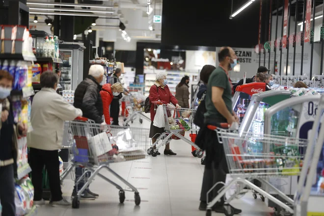 Zahodna Slovenija je bila predlanskim po BDP na prebivalca, izraženem v standardih kupne moči (PPS), pri 108 odstotkih povprečja EU, Vzhodna Slovenija pa pri 74 odstotkih. FOTO: Leon Vidic/Delo