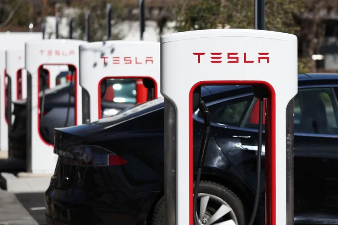 ZDA želijo s spodbudami sestaviti omrežje električnih polnilnic, nekako po vzoru zdajšnjih bencinskih črpalk, na katerih bi bilo mogoče polniti električne avtomobile ne glede na njihov tip oziroma blagovno znamko. FOTO: Justin Sullivan/AFP

