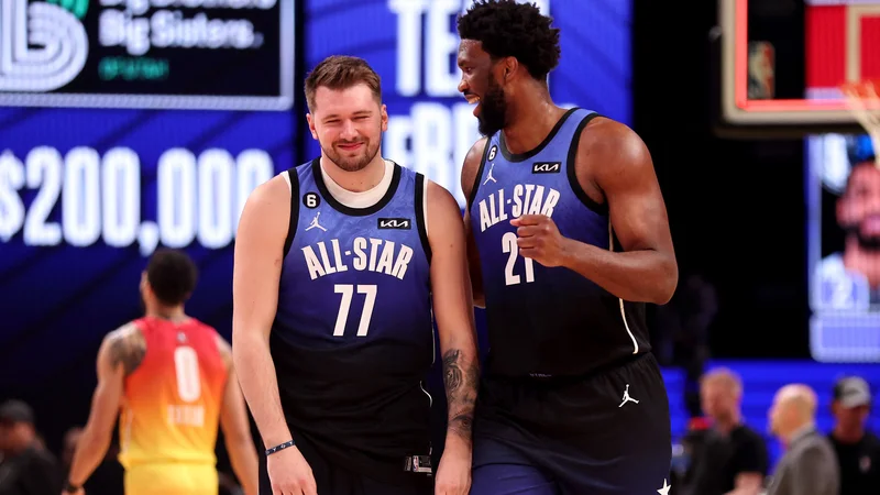 Fotografija: Luka Dončić in Joel Embiid (desno) sta vodilna strelca lige NBA. Tekme All-Star sta se lotila na povsem različna načina. Foto Tim Nwachukwu/AFP