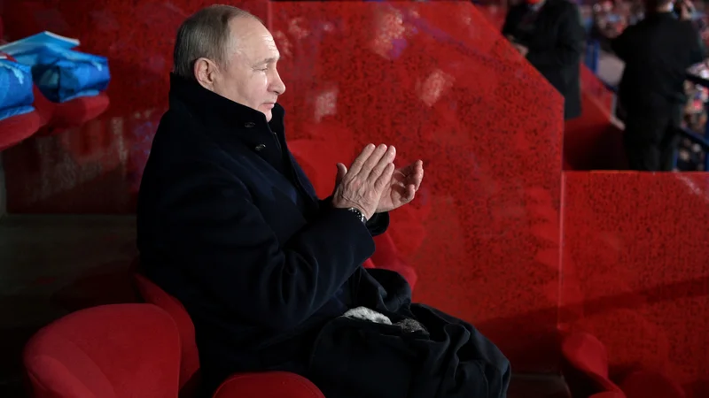 Za Vladimirja Putina Ukrajina ni več obstajala že takrat, ko je 4. februarja lani v plašču sedel na olimpijskem stadionu v Pekingu. FOTO: Sputnik/Aleksey Druzhinin/Reuters