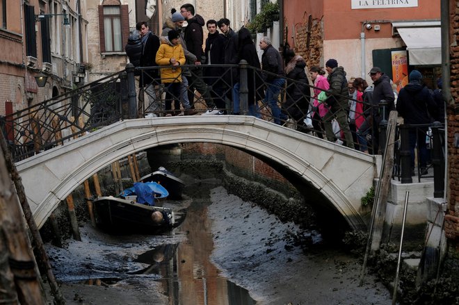 Izrazito nizka plima v beneški laguni februarja letos. FOTO: Manuel Silvestri Reuters
