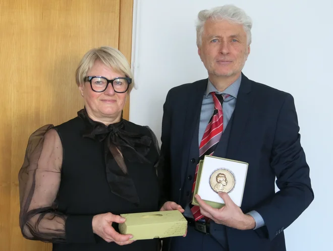 Lea Ferjan, direktorica Zavoda za kulturo Bled, in Vojko Zavodnik z riklijevo rezino in čokoladnim medaljonom FOTO: osebni arhiv Vojka Zavodnika
