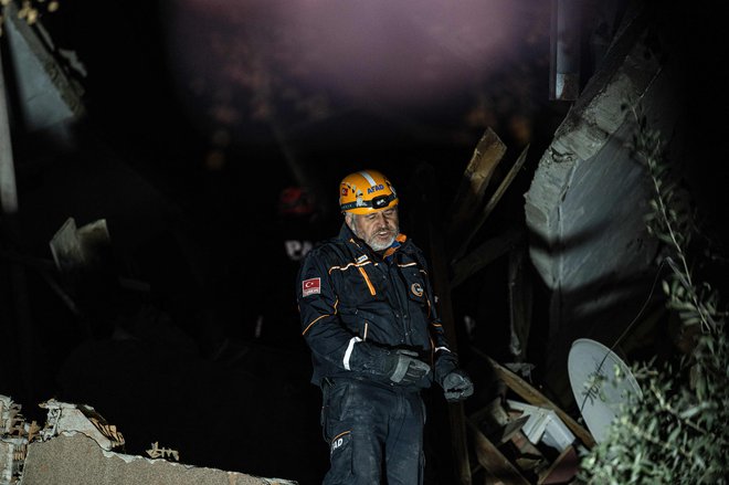Reševalci iščejo žrtve po včerajšnjem potresu v Hatayu. FOTO:  Sameer Al-doumy/AFP
