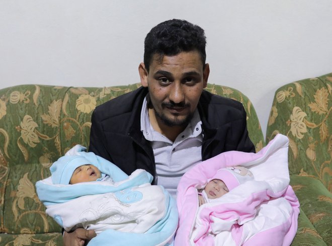 »Zdaj je ena od mojih otrok,« je povedal Halil al-Savadi ameriški tiskovni agenciji in poudaril, da ne bo delal razlik med njo in svojimi biološkimi otroki. FOTO: Khalil Ashawi/Reuters

