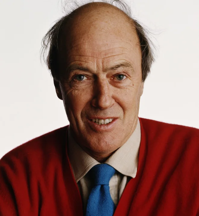 Roald Dahl je umrl leta 1990, star 74 let. Njegove knjige so se prodale v več kot 300 milijonih izvodih in bile prevedene v 68 jezikov. Zaradi antisemitskih pripomb je obveljal za kontrovezno osebnost, za kar se je njegova družina javno opravičila. FOTO: Reuters
