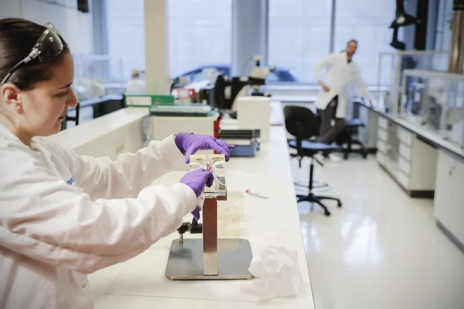 Laboratoriji v podjetju Lek Novartis FOTO: Uroš Hočevar/Delo
