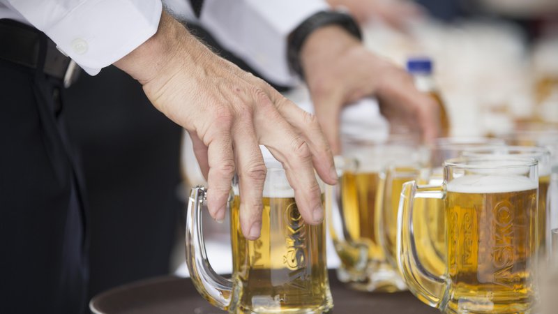 Fotografija: V Sloveniji je toleranca do pitja alkohola še vedno zelo visoka. FOTO: Jure Eržen/Delo
