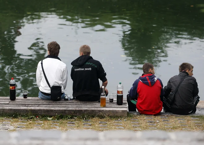 Delež tistih mladostnikov, ki pijejo vsak teden, in tistih, ki so prvo alkoholno pijačo pokusili pri 13 letih ali prej, se je v tem tisočletju vendarle zmanjšal. FOTO: Blaž Samec/Delo
