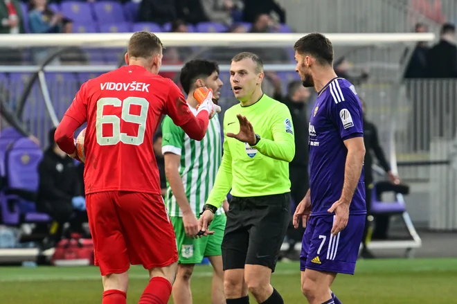 Vratar Olimpije Matevž Vidovšek in sodnik David Šmajc med derbijem v Mariboru. FOTO: Marko Pigac/MP Produkcija/
