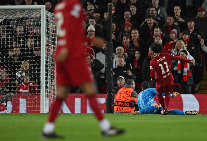 Mohamed Salah je izkoristil napako Thibauta Courtoisa. FOTO: Paul Ellis/AFP
