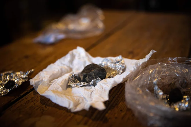Ostanki asteroida 2023 CX1, ki so jih našli 15. februarja v bližini francoskega mesta Dieppe. FOTO: Lou Benoist/AFP
