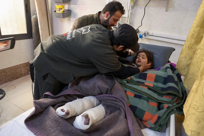 9-letna sirska deklica Sham Sheikh Mohammad, ki so jo po štiridesetih urah rešili izpod ruševin smrtonosnega potresa, leži na bolniški postelji v mestu Idlib na SZ Sirije, ki je pod nadzorom upornikov. Deklici, ki je postala simbol upanja sredi tragedije, zdaj grozi amputacija obeh nog. Mala Sham tako kot številni drugi preživeli, trpi za »crush« sindromom, potencialno smrtno nevarno boleznijo, ki povzroča amputacijo okončin, poškodbe ledvic in bolezni srca. Foto: Omar Haj Kadour/Afp