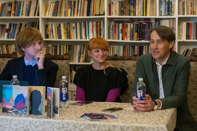 Fabulo 2023 so predstavili umetniški vodja Aljaž Koprivnikar, producentka Barbara Zonta in programski direktor Beletrine Aleš Šteger. FOTO: Voranc Vogel
