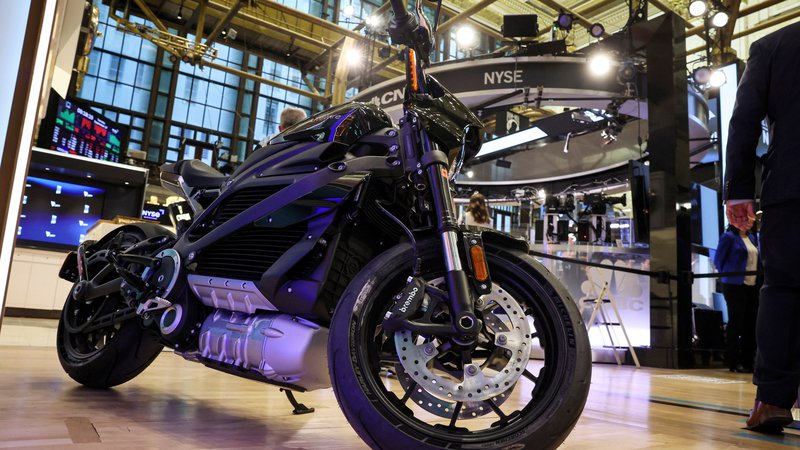 Fotografija: Livewire, električni motocikel slovite znamke Harley-Davidson, so predstavili pred dvema letoma, a ta pogon je pri motornih kolesih še vedno redek. Foto Brendan McDermid/Reuters
