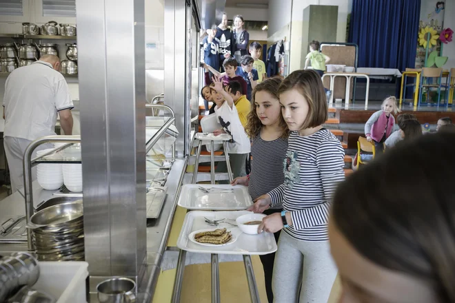 V Inštitutu 8. marec zahtevajo, da se vlada takoj začne ukvarjati z dvigom cenzusa pri subvenciji za kosila pri otrocih, ki živijo pod pragom tveganja revščine. FOTO: Uroš Hočevar
