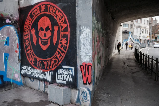 Opazno so se namnožili grafiti v slogu »Kosovo je srce Srbije«, groženj izdajalcem naroda, izlivov zvestobe Rusiji, slik obsojenih vojnih zločincev, logotipov ruske zasebne vojske Wagner in podobno. FOTO: Marko Djurica/Reuters