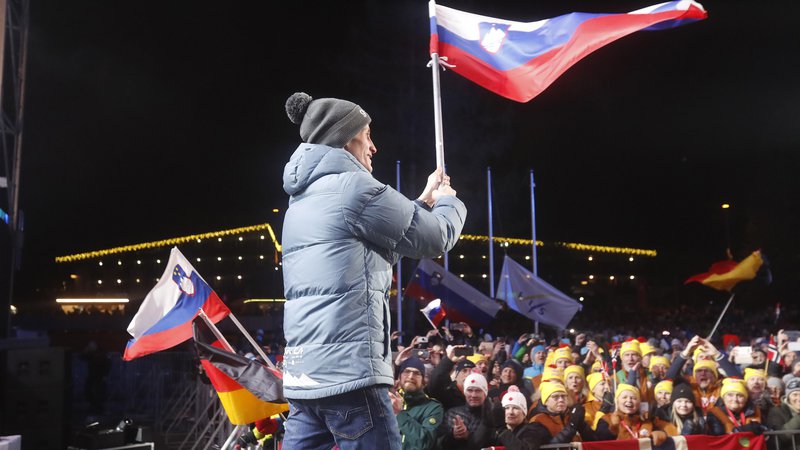 Fotografija: Peter Prevc je na slovesnem odprtju ponosno vihtel slovensko zastavo. FOTO: Leon Vidic/Delo
