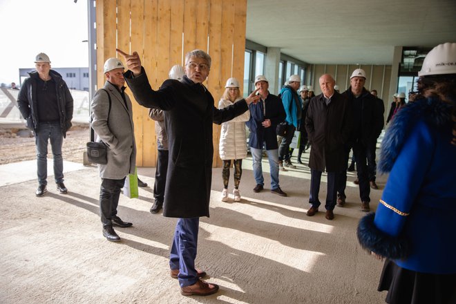 Franci Pliberšek (spredaj) v prostorih novo nastajajočega razvojnega centra v Vojniku. FOTO: Gašper Gajšek
