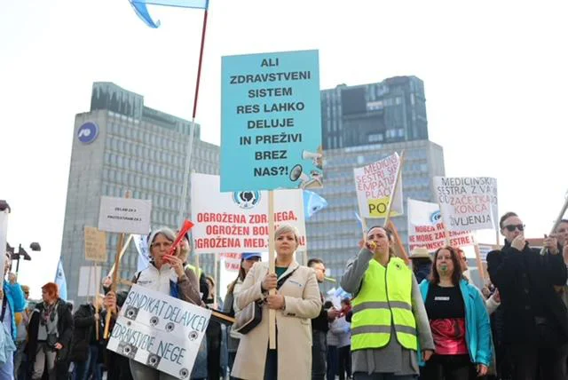 Udeleženci protesta so se ob 14.30 začeli zbirati na Trgu republike, kjer jih je pred parlamentarno stavbo pozdravila predsednica DZ Urška Klakočar Zupančič. FOTO: Črt Piksi
