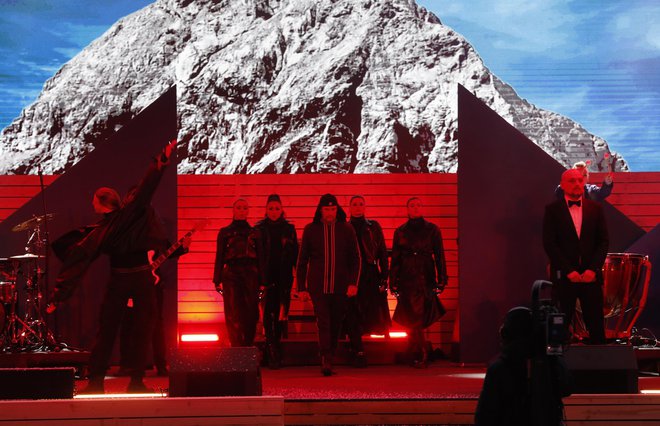 S priredbo skladbe Oj, Triglav, moj dom so člani zasedbe Laibach v torek nastopili na odprtju svetovnega prvenstva v nordijskih disciplinah v Planici. FOTO: Matej Družnik/Delo
