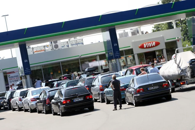 Politične napetosti so se pokazale tudi v paničnih nakupih energentov in vrstah na črpalkah. FOTO:Tadej Regent/Delo

