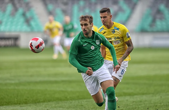 Mariborčan Mitja Križan (desno) se bo še drugič v karieri preizkusil v tujini. Branilec Brava se je odločil za selitev v drugo rusko ligo. FOTO: Blaž Samec/Delo
