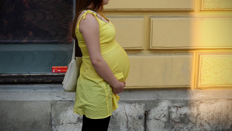 Fotografija: Poročilo še razkriva, da je treba na globalni ravni bistveno pospešiti napredek, da bi dosegli globalne cilje za zmanjševanje števila smrti mater, saj bo v nasprotnem primeru do leta 2030 ogroženo življenje dodatnega milijona nosečnic in porodnic. FOTO: Blaž Samec/Delo

