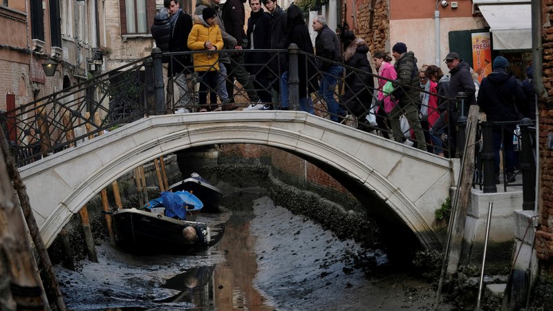 Fotografija: Letošnja znamenitost Benetk so izsušeni kanali, celo mulj in blato se že sušita. FOTO: Manuel Silvestri/Reuters
